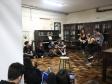 Estrela Leminski e Téo Ruiz cantam para turma do ensino médio noturno