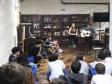 Estrela Leminski e Téo Ruiz cantam para turma do ensino médio noturno