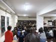 Estrela Leminski e Téo Ruiz cantam para turma do ensino médio noturno