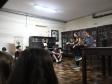 Estrela Leminski e Téo Ruiz cantam para turma do ensino médio noturno