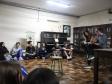 Estrela Leminski e Téo Ruiz cantam para turma do ensino médio noturno