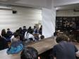 Estrela Leminski e Téo Ruiz cantam para turma do ensino médio noturno