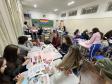 Estudantes produzindo cartazes com mensagens em espanhol em defesa da diversidade