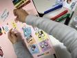 Estudantes produzindo cartazes com mensagens em espanhol em defesa da diversidade
