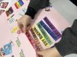 Estudantes produzindo cartazes com mensagens em espanhol em defesa da diversidade