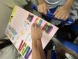 Estudantes produzindo cartazes com mensagens em espanhol em defesa da diversidade