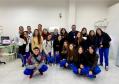 Estudantes em laboratório de prótese odontológica