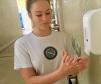 Aluna Beatriz Rodrigues (3° Ano). Estudantes, professores e funcionários do Colégio Estadual do Paraná (CEP), em todas as unidades de atendimento, contam com o álcool em gel disponibilizado em compartimentos nos banheiros, corredores, salas administrativas e nos espaços reservados próximos ao servimento da merenda.