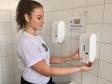 Aluna Beatriz Rodrigues (3° Ano). Estudantes, professores e funcionários do Colégio Estadual do Paraná (CEP), em todas as unidades de atendimento, contam com o álcool em gel disponibilizado em compartimentos nos banheiros, corredores, salas administrativas e nos espaços reservados próximos ao servimento da merenda.