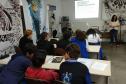 Os alunos e alunas do Colégio Estadual do Paraná (CEP) que vão participar do projeto de construção da 2a edição da Revista do CEP em Quadrinhos participaram, na última terça-feira (14), de uma aula expositiva na Gibiteca de Curitiba, parceira no projeto.