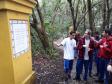 Estudantes foram sensibilizados pela linguagem poética no Bosque Portugal, no Jardim Social, onde desenvolveram atividades de leitura e declamação dos poemas encontrados ao longo da trilha do bosque.