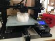 Outra novidade encontrada nas aulas de robótica do CEP são as impressoras em 3D. São dois equipamentos disponibilizados aos alunos e alunas para o desenvolvimento de projetos para construir objetos tridimensionais.