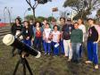 A equipe de estudantes e professores membros do Clube de Ciências Espaciais do Colégio Estadual do Paraná (CEP) foram, nesta terça-feira (2), ao bairro Alto da XV, em Curitiba, para acompanhar e registrar o Eclipse do Sol, um fenômeno raro que só poderá ser visto novamente da capital paranaense em 2045. 
