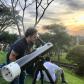 A equipe de estudantes e professores membros do Clube de Ciências Espaciais do Colégio Estadual do Paraná (CEP) foram, nesta terça-feira (2), ao bairro Alto da XV, em Curitiba, para acompanhar e registrar o Eclipse do Sol, um fenômeno raro que só poderá ser visto novamente da capital paranaense em 2045.