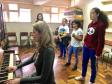 Estudantes do Curso Técnico em Teatro participam de aula de ensaio com a professora Aline Petry e professor Hermes Drechsel no piano.