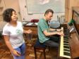 Estudantes do Curso Técnico em Teatro participam de aula de ensaio com a professora Aline Petry e professor Hermes Drechsel no piano.