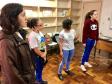 Estudantes do Curso Técnico em Teatro participam de aula de ensaio com a professora Aline Petry e professor Hermes Drechsel no piano.