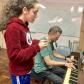 Estudantes do Curso Técnico em Teatro participam de aula de ensaio com a professora Aline Petry e professor Hermes Drechsel no piano.