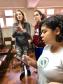 Estudantes do Curso Técnico em Teatro participam de aula de ensaio com a professora Aline Petry e professor Hermes Drechsel no piano.