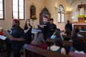 E nesta segunda-feira (12), foi a vez do Coro do CEP se apresentar na Capela da Glória na capital paranaense. O grupo musical do CEP é uma das atrações da programação da Semana Cultural preparada para Festa da Glória, promovida pela paróquia.
A apresentação do Coro, com direção de Isabel Gabiatti, contou com a presença da Diretora Geral do CEP, Tânia Maria Acco. 
