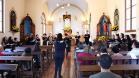 E nesta segunda-feira (12), foi a vez do Coro do CEP se apresentar na Capela da Glória na capital paranaense. O grupo musical do CEP é uma das atrações da programação da Semana Cultural preparada para Festa da Glória, promovida pela paróquia.
A apresentação do Coro, com direção de Isabel Gabiatti, contou com a presença da Diretora Geral do CEP, Tânia Maria Acco. 