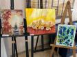 Quem passa pelo corredor do 1° piso do prédio central do Colégio Estadual do Paraná (CEP-CEP) já percebeu que há uma mostra de telas montada sobre cavaletes e desenhos afixados no mural. A exposição apresenta alguns trabalhos feitos por estudantes do CEP e por pessoas da comunidade que participam dos Modulados de Desenho Artístico e de Pintura, ofertados na Escolinha de Arte.