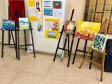 Quem passa pelo corredor do 1° piso do prédio central do Colégio Estadual do Paraná (CEP-CEP) já percebeu que há uma mostra de telas montada sobre cavaletes e desenhos afixados no mural. A exposição apresenta alguns trabalhos feitos por estudantes do CEP e por pessoas da comunidade que participam dos Modulados de Desenho Artístico e de Pintura, ofertados na Escolinha de Arte.
