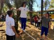 Estudantes do Colégio Estadual do Paraná (CEP) estão experimentando o slackline nas aulas curriculares de Educação Física. A missão é andar sobre uma fita esticada, suspensa do solo em aproximadamente um metro de altura, permitindo assim que o aluno e aluna pisem firme para avançar de um lado para outro sem cair e até possibilitar a execução de algumas acrobacias. 