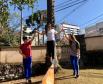 Estudantes do Colégio Estadual do Paraná (CEP) estão experimentando o slackline nas aulas curriculares de Educação Física. A missão é andar sobre uma fita esticada, suspensa do solo em aproximadamente um metro de altura, permitindo assim que o aluno e aluna pisem firme para avançar de um lado para outro sem cair e até possibilitar a execução de algumas acrobacias. 