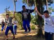 Estudantes do Colégio Estadual do Paraná (CEP) estão experimentando o slackline nas aulas curriculares de Educação Física. A missão é andar sobre uma fita esticada, suspensa do solo em aproximadamente um metro de altura, permitindo assim que o aluno e aluna pisem firme para avançar de um lado para outro sem cair e até possibilitar a execução de algumas acrobacias. 
