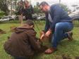 No início da tarde desta segunda-feira (23), os estudantes acompanhados pelas equipes gestora e pedagógica, e por representantes da Secretária de Estado da Educação do Paraná (SEED), plantaram algumas mudas de árvores no pátio da instituição de educação mais antiga do Estado.