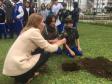 No início da tarde desta segunda-feira (23), os estudantes acompanhados pelas equipes gestora e pedagógica, e por representantes da Secretária de Estado da Educação do Paraná (SEED), plantaram algumas mudas de árvores no pátio da instituição de educação mais antiga do Estado.