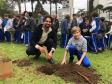 No início da tarde desta segunda-feira (23), os estudantes acompanhados pelas equipes gestora e pedagógica, e por representantes da Secretária de Estado da Educação do Paraná (SEED), plantaram algumas mudas de árvores no pátio da instituição de educação mais antiga do Estado.
