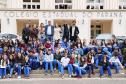No início da tarde desta segunda-feira (23), os estudantes acompanhados pelas equipes gestora e pedagógica, e por representantes da Secretária de Estado da Educação do Paraná (SEED), plantaram algumas mudas de árvores no pátio da instituição de educação mais antiga do Estado.
