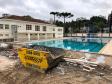 Um dos casos mais preocupantes se refere às ameaças permanentes sobre uma possível invasão à piscina, o que já é proibido fora das atividades pedagógicas, mas, que neste momento, torna-se ainda mais grave por ser esse local onde estão concentrados materiais e entulhos que aumentam os riscos de acidentes e danos à integridade física dos estudantes.