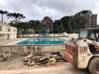 Um dos casos mais preocupantes se refere às ameaças permanentes sobre uma possível invasão à piscina, o que já é proibido fora das atividades pedagógicas, mas, que neste momento, torna-se ainda mais grave por ser esse local onde estão concentrados materiais e entulhos que aumentam os riscos de acidentes e danos à integridade física dos estudantes.