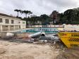 Um dos casos mais preocupantes se refere às ameaças permanentes sobre uma possível invasão à piscina, o que já é proibido fora das atividades pedagógicas, mas, que neste momento, torna-se ainda mais grave por ser esse local onde estão concentrados materiais e entulhos que aumentam os riscos de acidentes e danos à integridade física dos estudantes.