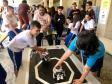 Essa é mais uma disputa de SumoBot, um confronto entre robôs programados por estudantes que participam das aulas de laboratório de Robótica no Colégio Estadual do Paraná (CEP). Vence o protótipo que consegue empurrar o adversário para fora da linha que delimita o espaço reservado para o enfrentamento dos robôs.