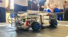 Essa é mais uma disputa de SumoBot, um confronto entre robôs programados por estudantes que participam das aulas de laboratório de Robótica no Colégio Estadual do Paraná (CEP). Vence o protótipo que consegue empurrar o adversário para fora da linha que delimita o espaço reservado para o enfrentamento dos robôs.