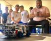 Essa é mais uma disputa de SumoBot, um confronto entre robôs programados por estudantes que participam das aulas de laboratório de Robótica no Colégio Estadual do Paraná (CEP). Vence o protótipo que consegue empurrar o adversário para fora da linha que delimita o espaço reservado para o enfrentamento dos robôs.