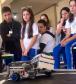 Essa é mais uma disputa de SumoBot, um confronto entre robôs programados por estudantes que participam das aulas de laboratório de Robótica no Colégio Estadual do Paraná (CEP). Vence o protótipo que consegue empurrar o adversário para fora da linha que delimita o espaço reservado para o enfrentamento dos robôs.