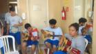 Na sexta-feira (11), em algumas unidades de atendimento, os estudantes cantaram e tocaram músicas do repertório nacional, sempre acompanhados pelo professor Jonas Nascimento, no violão.