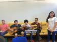 Na sexta-feira (11), em algumas unidades de atendimento, os estudantes cantaram e tocaram músicas do repertório nacional, sempre acompanhados pelo professor Jonas Nascimento, no violão.