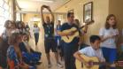 Na sexta-feira (11), em algumas unidades de atendimento, os estudantes cantaram e tocaram músicas do repertório nacional, sempre acompanhados pelo professor Jonas Nascimento, no violão.
