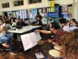 Na sexta-feira (11), em algumas unidades de atendimento, os estudantes cantaram e tocaram músicas do repertório nacional, sempre acompanhados pelo professor Jonas Nascimento, no violão.