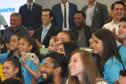 Os estudantes do Colégio Estadual do Paraná (CEP) participaram, nesta quarta-feira (13), do encontro com o campeão mundial de futebol Pelé, promovido pelo Governo do Estado no Palácio Iguaçu, em Curitiba, para o lançamento da campanha Amigo do Esporte.