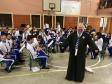 Setenta estudantes e um maestro, que compõem a Banda Sinfônica Bento Mossurunga do Colégio Estadual do Paraná, emocionaram e arrancaram muitos aplausos de uma plateia que, na noite de quarta-feira (27), lotou os mezaninos e os corredores do Instituto de Educação do Paraná (CEP-Instituto).