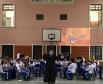 Setenta estudantes e um maestro, que compõem a Banda Sinfônica Bento Mossurunga do Colégio Estadual do Paraná, emocionaram e arrancaram muitos aplausos de uma plateia que, na noite de quarta-feira (27), lotou os mezaninos e os corredores do Instituto de Educação do Paraná (CEP-Instituto).