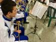 Setenta estudantes e um maestro, que compõem a Banda Sinfônica Bento Mossurunga do Colégio Estadual do Paraná, emocionaram e arrancaram muitos aplausos de uma plateia que, na noite de quarta-feira (27), lotou os mezaninos e os corredores do Instituto de Educação do Paraná (CEP-Instituto).