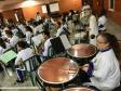 Setenta estudantes e um maestro, que compõem a Banda Sinfônica Bento Mossurunga do Colégio Estadual do Paraná, emocionaram e arrancaram muitos aplausos de uma plateia que, na noite de quarta-feira (27), lotou os mezaninos e os corredores do Instituto de Educação do Paraná (CEP-Instituto).